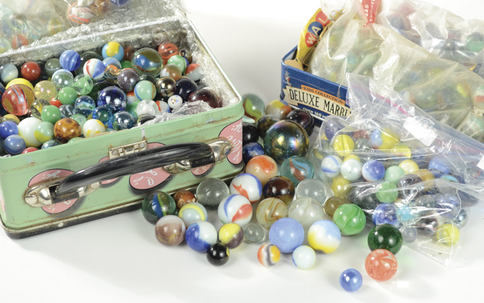 Appraisal: AN ESTATE COLLECTION OF APPROXIMATELY FOUR HUNDRED MARBLES many different