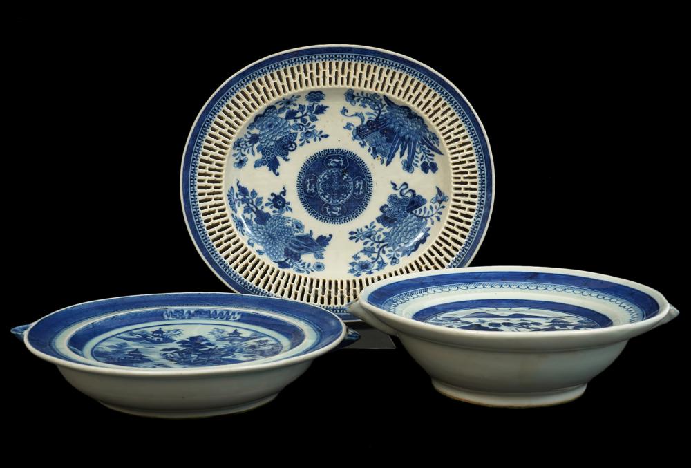 Appraisal: NANKING WARMING PLATES FITZHUGH EXPORT PLATE Blue White th C