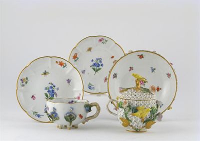 Appraisal: A Meissen Schneeballen cup cover and stand applied with birds