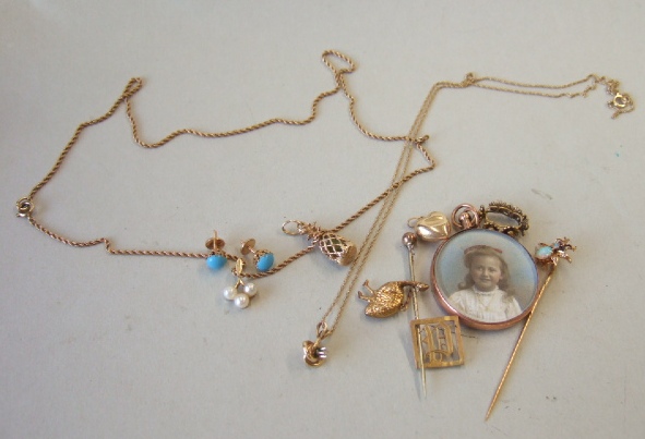 Appraisal: A gold mounted cultured pearl pendant with a ropetwist link