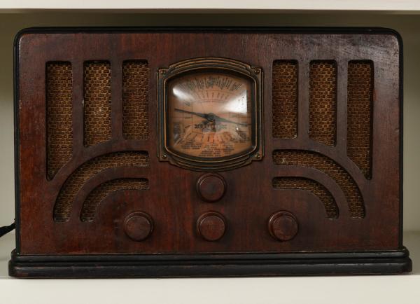 Appraisal: A S WOOD CASE TABLE TOP RADIOONSITE AUCTION This on-site