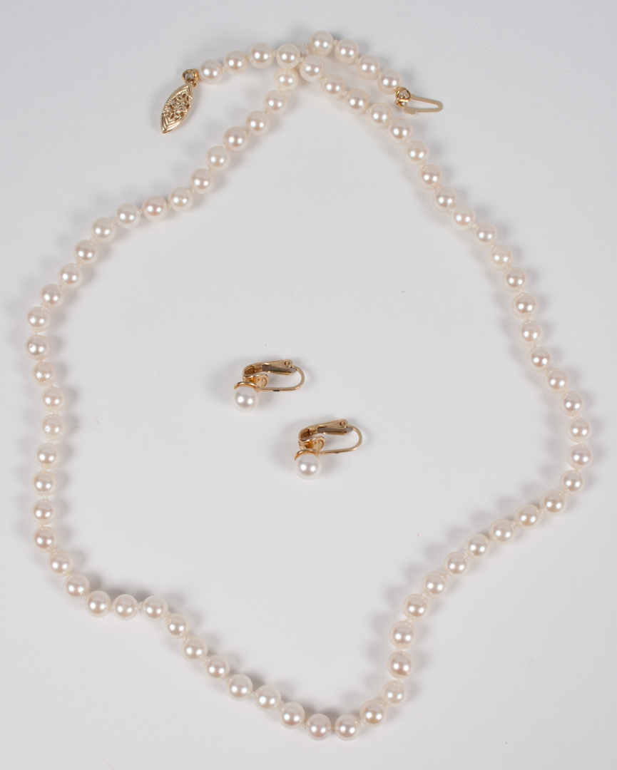 Appraisal: Pearl and K gold necklace and earrings the pearls about