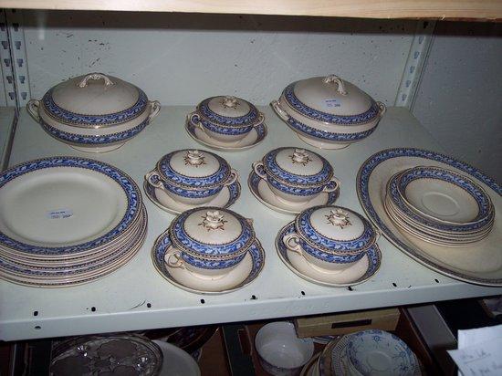 Appraisal: A Wedgwood part dinner service of thirty six pieces