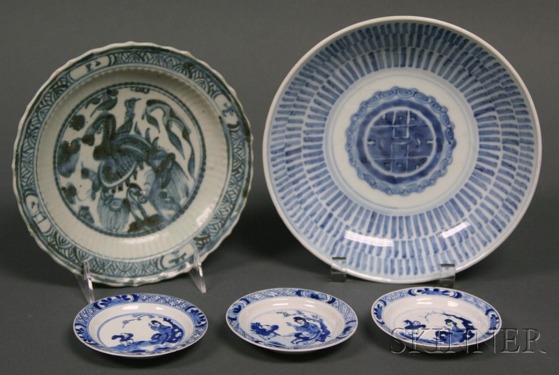 Appraisal: Five Blue and White Plates China Ming to Ching dynasty