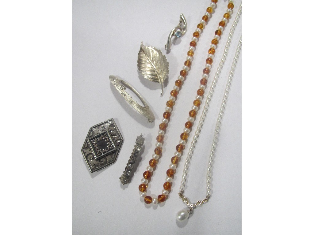 Appraisal: Lot comprising an amber bead and pearl necklace a rice