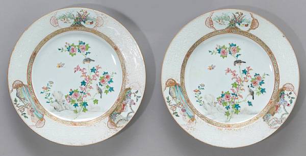 Appraisal: A pair of export porcelain chargers with famille rose and