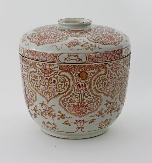 Appraisal: A Chinese Imari jar and cover Qing Dynasty in pale