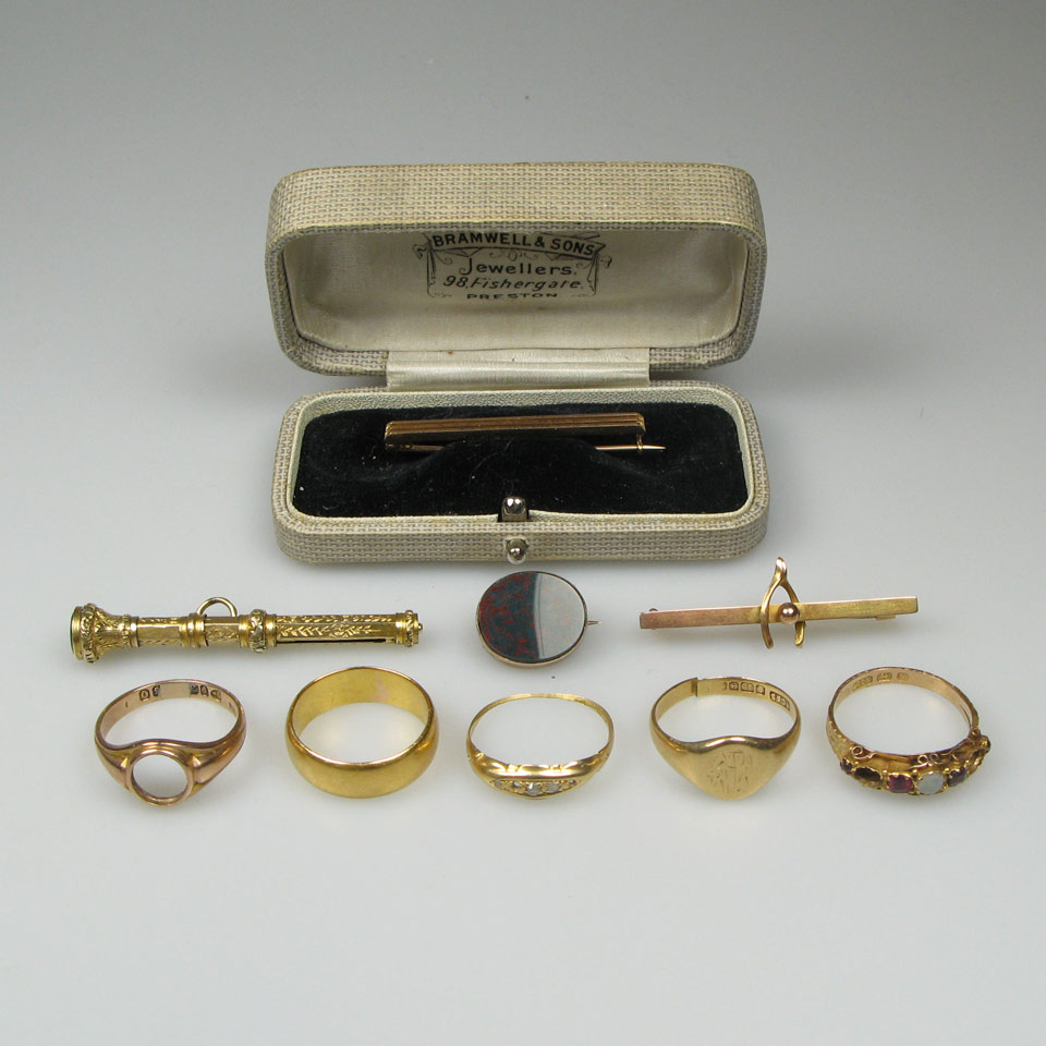 Appraisal: Small Quantity Of Gold Jewellery including a k gold band