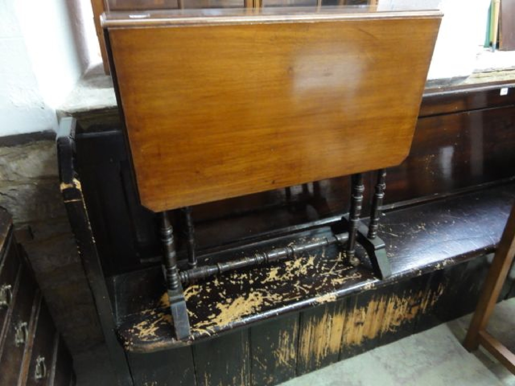 Appraisal: An Edwardian walnut drop leaf Sutherland type tea table raised