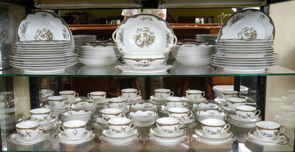 Appraisal: NORITAKE ''NAVARRE'' FINE CHINA SERVICE An earlier Noritake bird pattern