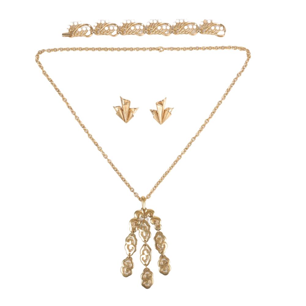 Appraisal: TRIFARI GOLD TONE RETRO PC GROUP SWIRL FRINGE PENDANT NECKLACE