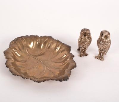 Appraisal: A novelty silver salt and pepper pot of owl form