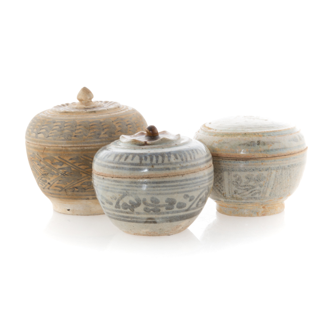 Appraisal: Three Chinese blue and white porcelain jars Ming circa circular