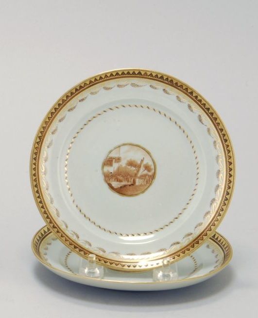 Appraisal: PAIR OF CHINESE EXPORT PORCELAIN DISHES th CenturyWith gilt and