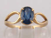 Appraisal: A yellow metal tests carat gold sapphire ring sapphire approx