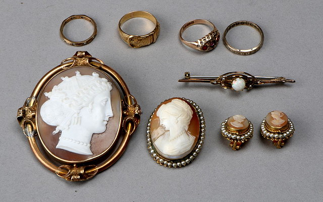 Appraisal: A COLLECTION OF JEWELLERY TO INCLUDE an ct gold buckle