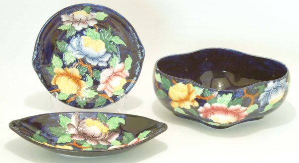 Appraisal: Three pieces of Maling Peona Polychrome peonies on cobalt ground