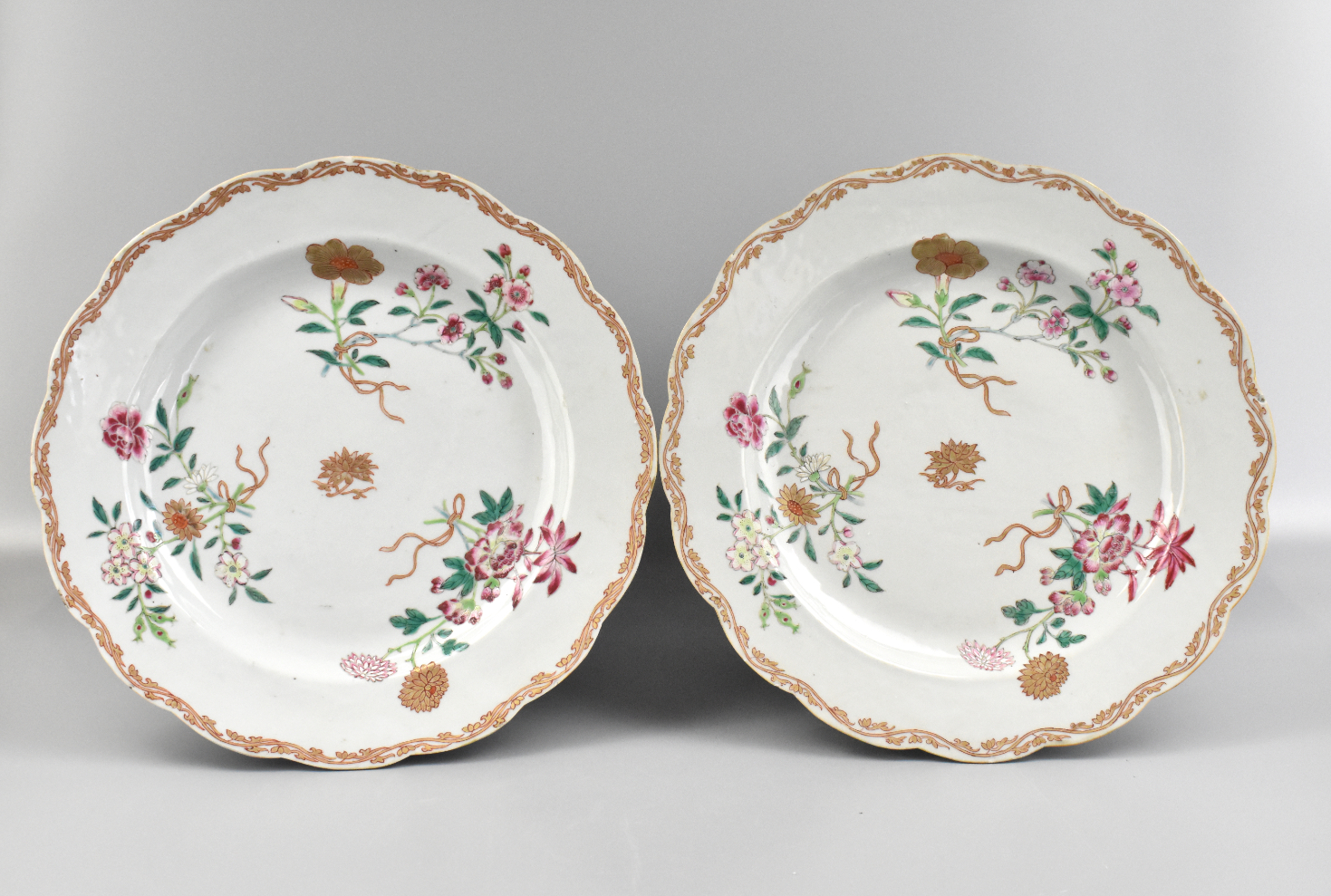 Appraisal: A pair of Chinese export plates with flowers dating from