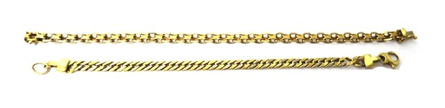 Appraisal: A gold bracelet in a multiple chain link design on