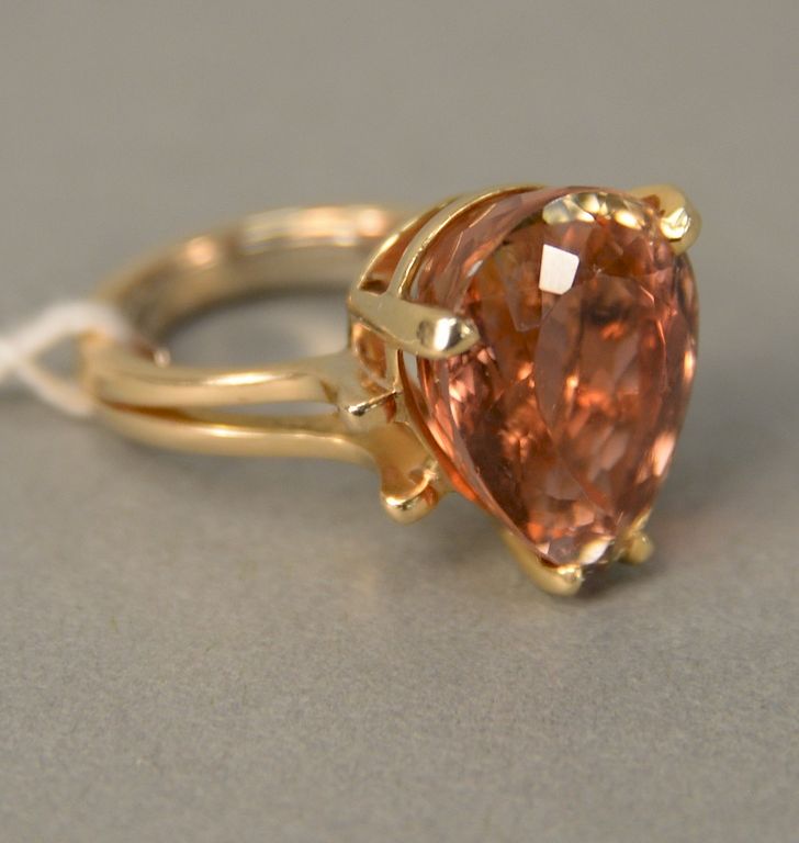 Appraisal: karat gold ring set with pear shaped kunzite approximately cts