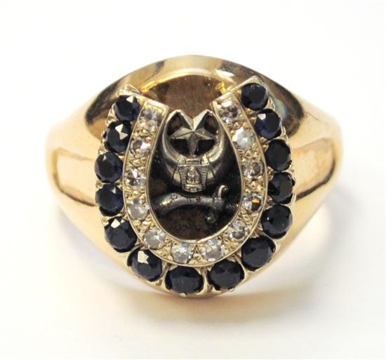 Appraisal: JEWELRY k ring with Masonic emblem recessed in center of