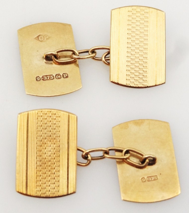 Appraisal: A pair of ct gold cuff links with shaped rectangular