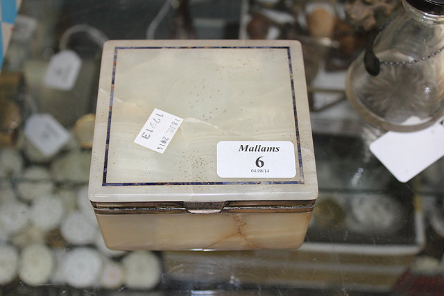 Appraisal: AN ONYX AND SILVER MOUNTED CIGARETTE BOX with silver lifting