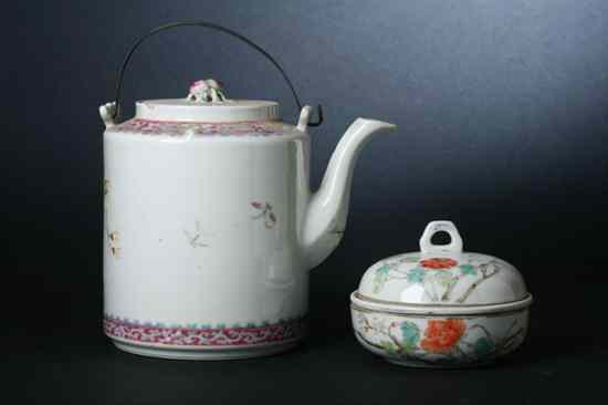 Appraisal: CHINESE FAMILLE ROSE PORCELAIN TEAPOT BOX AND COVER - in