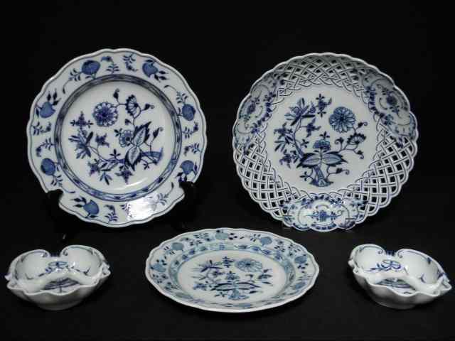 Appraisal: Meissen German porcelain dinnerware in the popular ''Blue Onion'' pattern