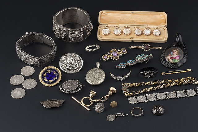 Appraisal: A COLLECTION OF ANTIQUE AND LATER JEWELLERY to include a