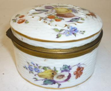 Appraisal: A SAMSON OF PARIS PORCELAIN BOX AND COVER of plain