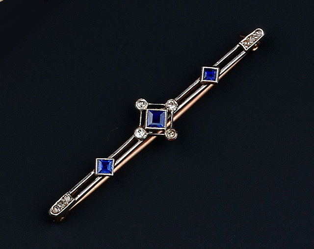 Appraisal: A SAPPHIRE AND DIAMOND SET BAR BROOCH millegrain collet set