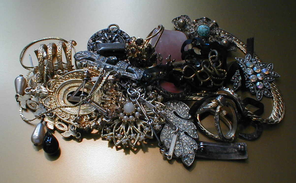 Appraisal: Assorted costume jewellery