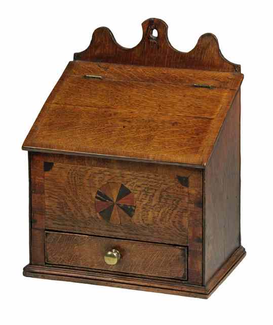 Appraisal: An oak inlaid salt box with sloping lid and disc