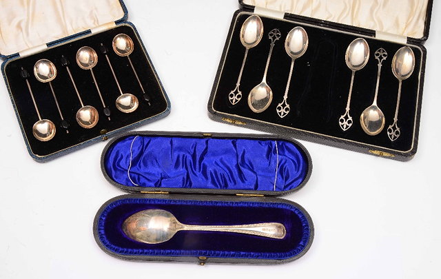 Appraisal: A silver Christening spoonwith beaded border in original presentation box