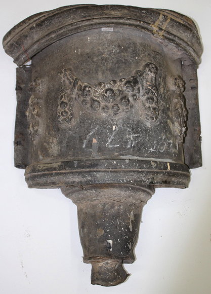 Appraisal: AN ANTIQUE CAST LEAD 'D' SHAPED HOPPER HEAD decorated with