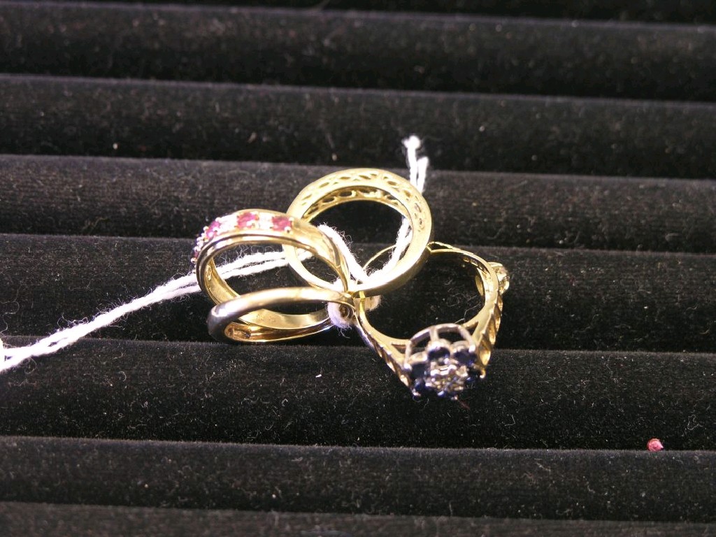 Appraisal: A ct gold and single stone diamond ring and four