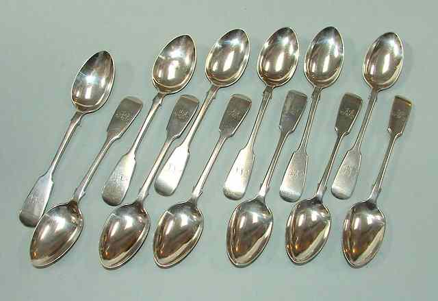 Appraisal: A SET OF TWELVE GEORGE III SILVER FIDDLE PATTERN TEASPOONS