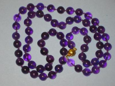 Appraisal: AN AMETHYST BEAD NECKLACE the uniform beads on ct gold