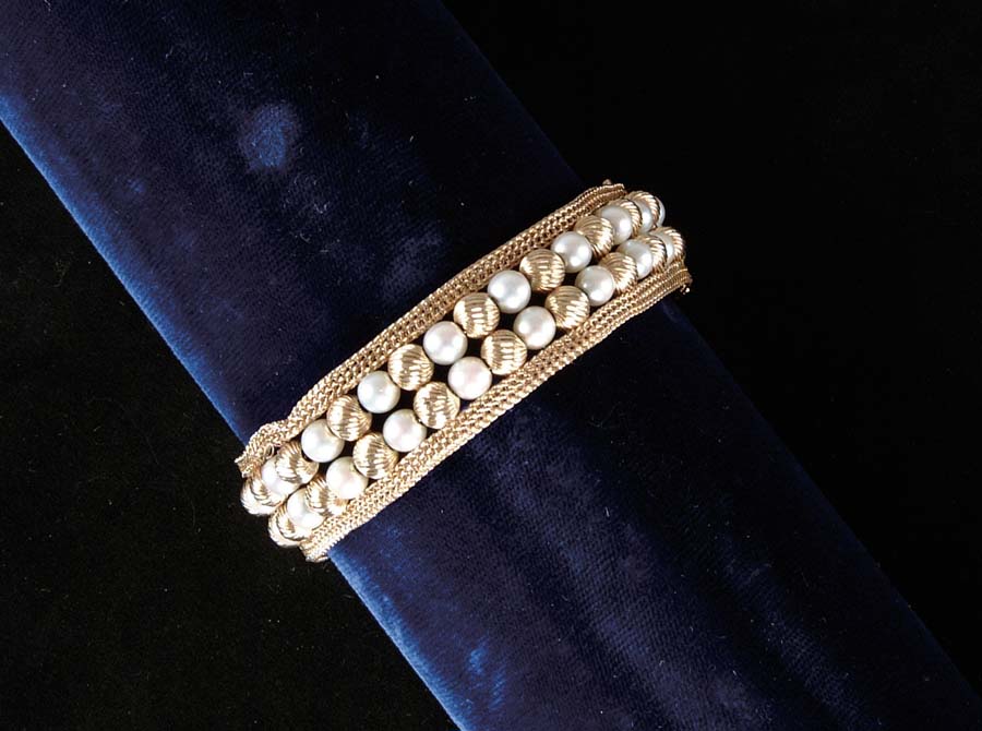 Appraisal: K GOLD PEARL BRACELET Very unique k yellow gold bracelet