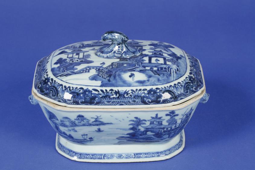 Appraisal: A CHINESE EXPORT TUREEN AND COVER decorated in underglazed blue