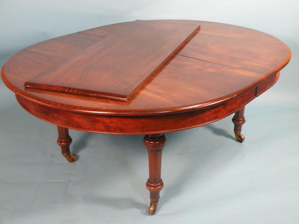 Appraisal: An early Victorian mahogany extending dining table the top with