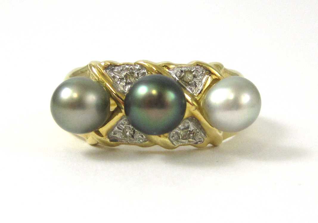 Appraisal: MULTI COLOR PEARL AND EIGHTEEN KARAT GOLD RING The yellow