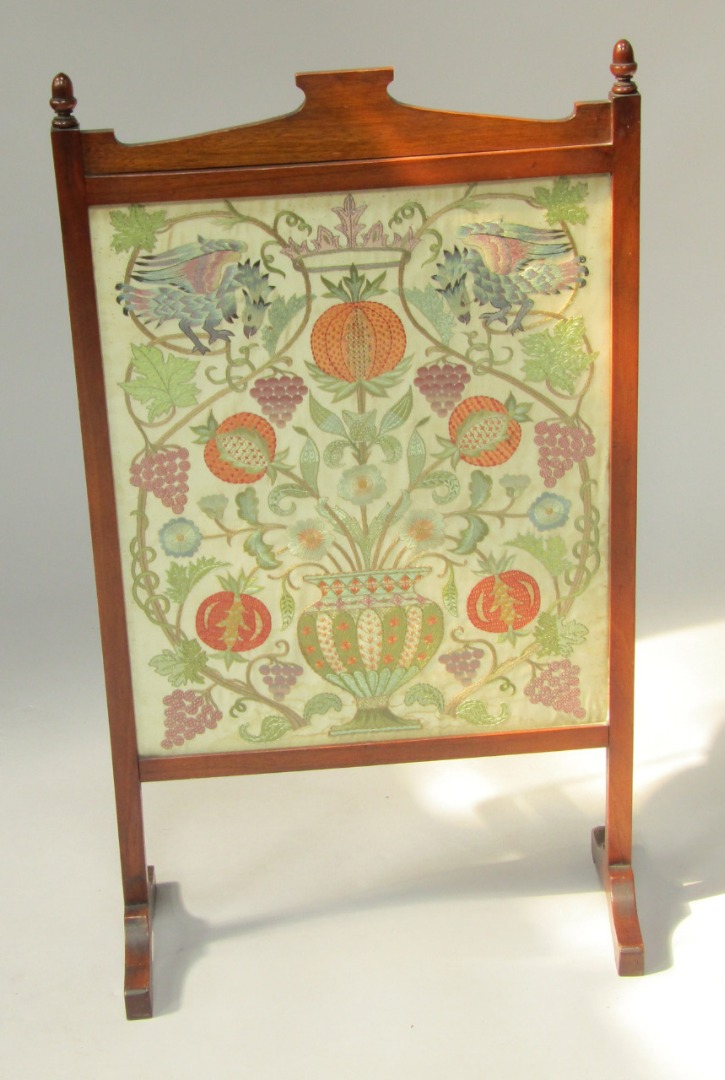 Appraisal: An Edwardian mahogany fire screen with a silk panelled front