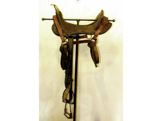 Appraisal: A rare McClellan Remount or packers saddle with brass horn