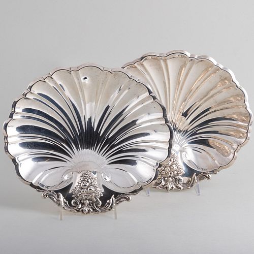 Appraisal: PAIR OF REED BARTON SILVER SHELL FORM SERVING DISHESMarked 'Sterling'