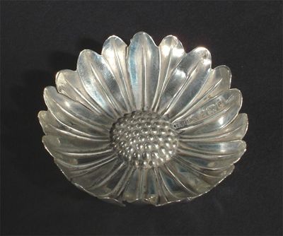 Appraisal: A John Bourne silver salt modelled as a daisy flower