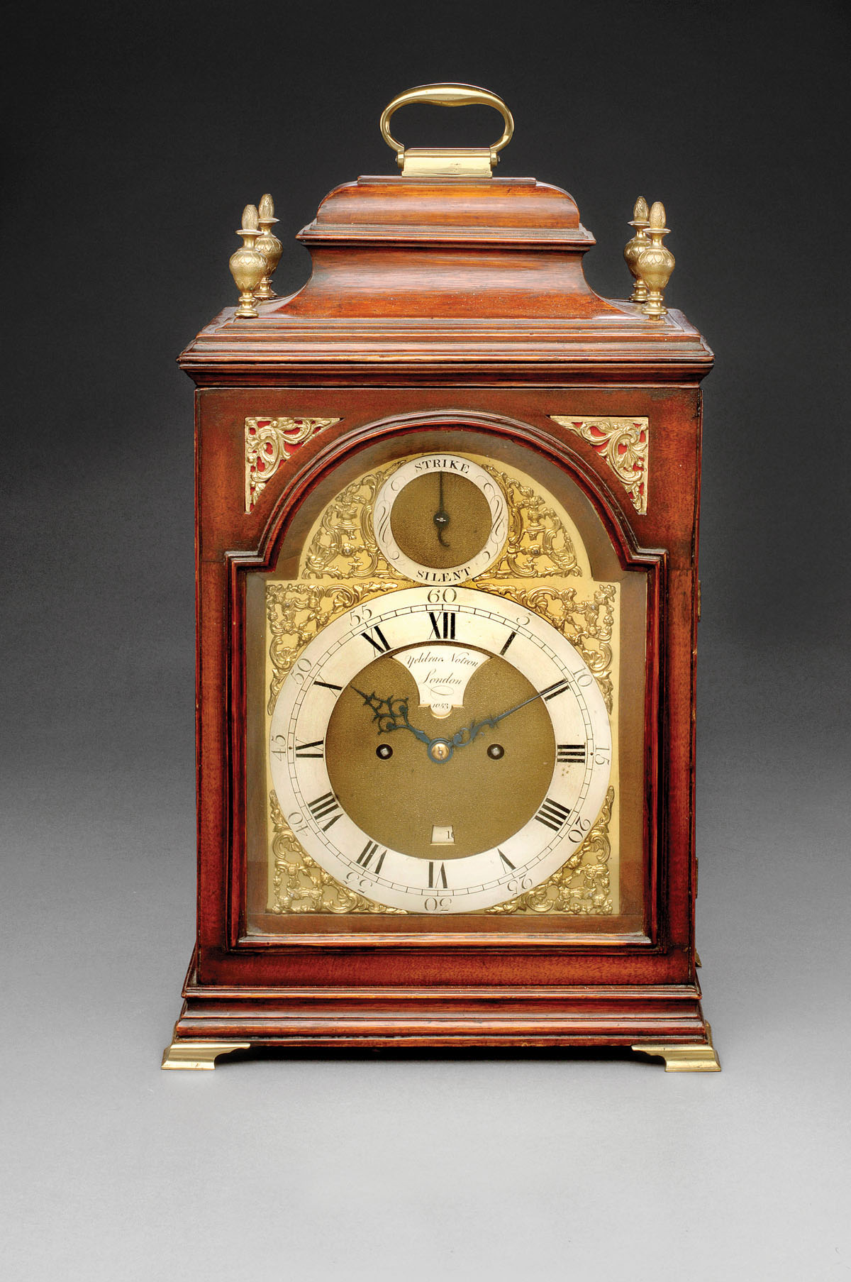 Appraisal: GEORGIAN MAHOGANY BRACKET CLOCK The brass and silvered dial inscribed