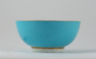 Appraisal: A Worcester bowl decorated with a bleu c leste ground