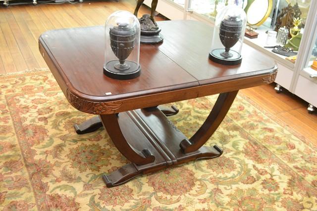 Appraisal: A FRENCH PROVINICAL DINING TABLE A FRENCH PROVINICAL DINING TABLE